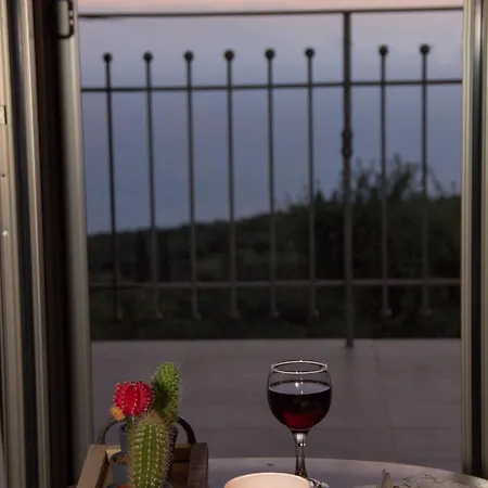 Lithorama Mani - First Floor